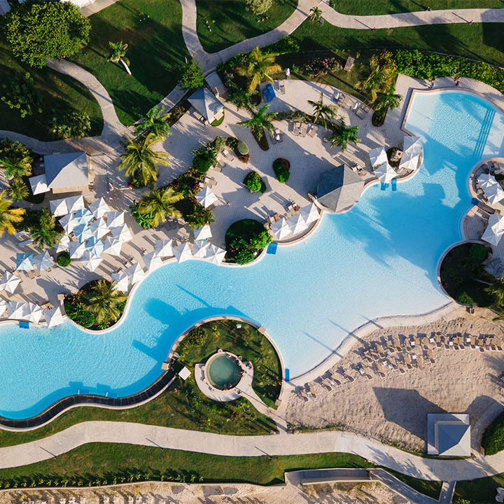 Esta es una imagen de vista aérea de la piscina principal de Secrets St. Martin Resort and Spa.