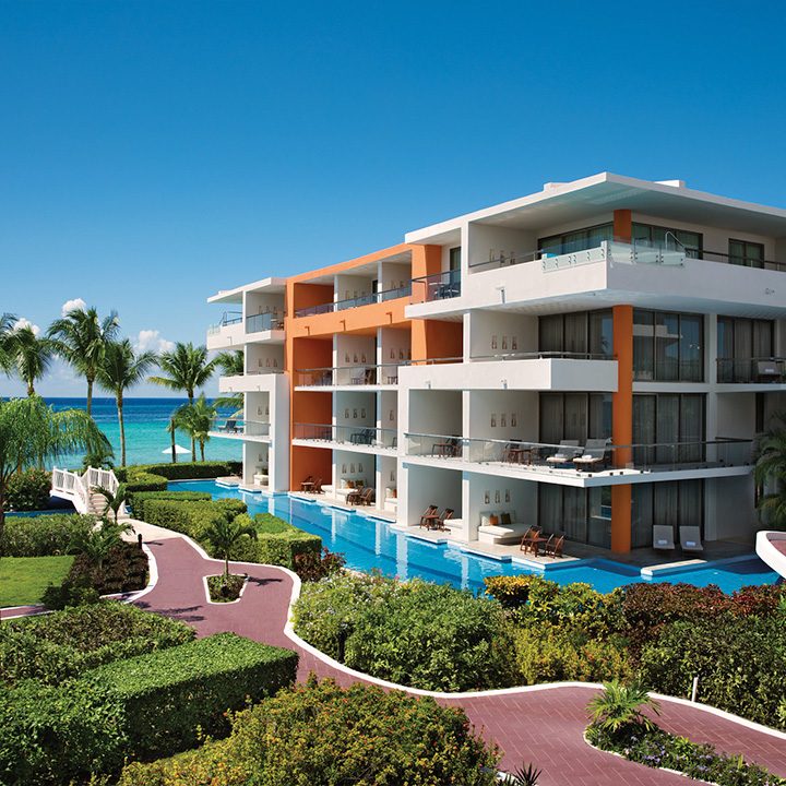 Edificio de Preferred Club Suites con swimouts con vista al mar en Secrets Aura Cozumel 