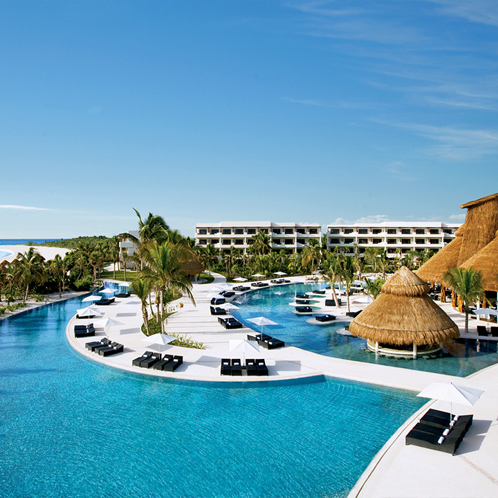 Esta es una imagen de Vista aérea de la piscina principal de Secrets Maroma Beach Riviera Cancún